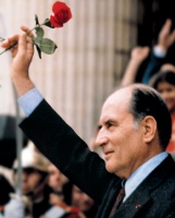 François Mitterrand décide la poursuite des essais nucléaires.